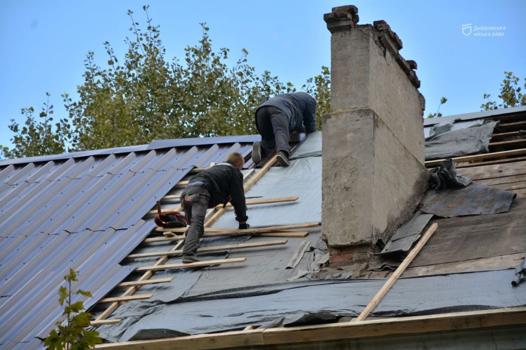 У Дніпрі відремонтували покрівлю, понівечену обстрілами російських окупантів - рис. 5