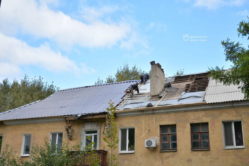 У Дніпрі відремонтували покрівлю, понівечену обстрілами російських окупантів - рис. 6