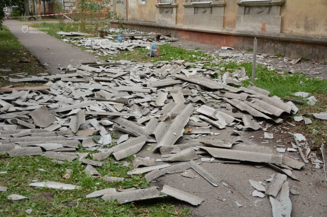 В Днепре отремонтировали кровлю, разрушенную обстрелами российских оккупантов - рис. 7
