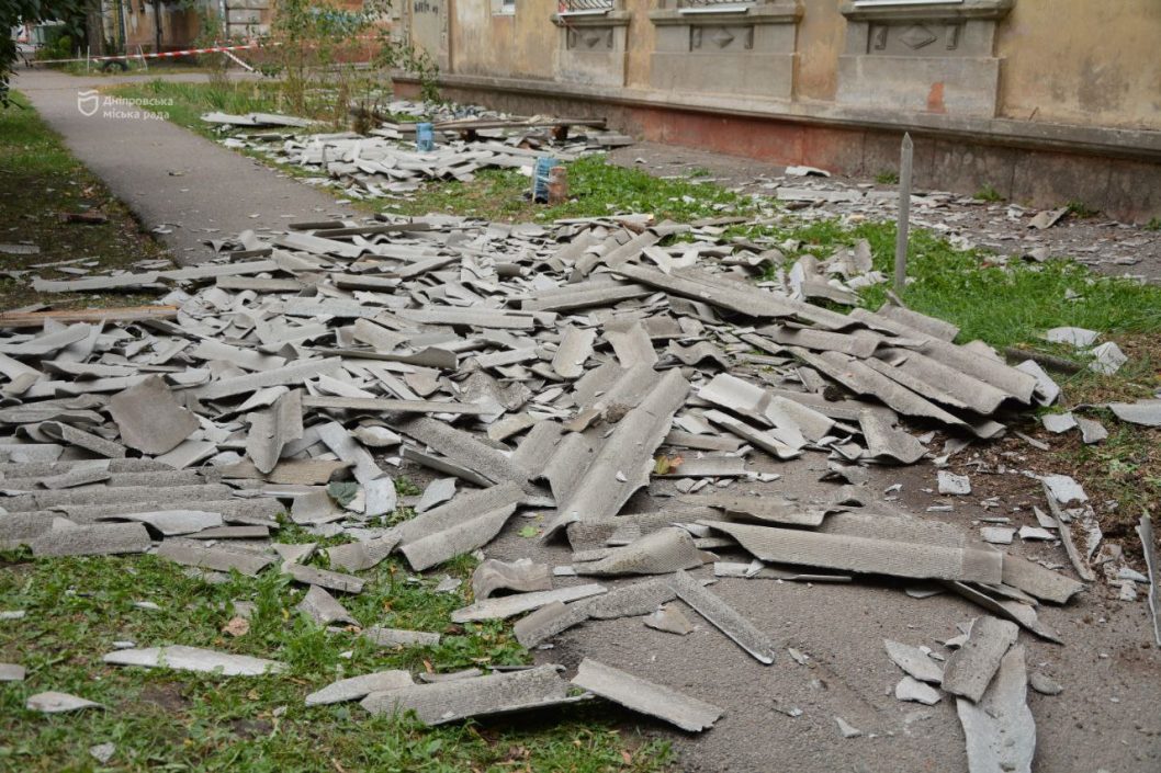 У Дніпрі відремонтували покрівлю, понівечену обстрілами російських окупантів - рис. 7