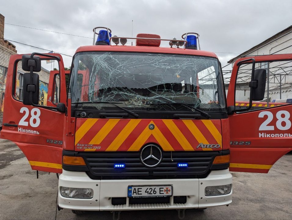 У Нікополі поранено двох рятувальників під час повторного обстрілу - рис. 1