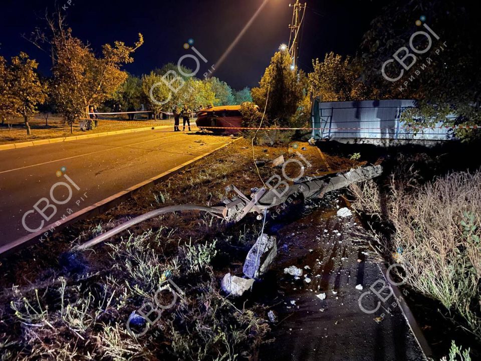 У Кривому Розі п’яний водій протаранив стовп: в салоні перебували діти