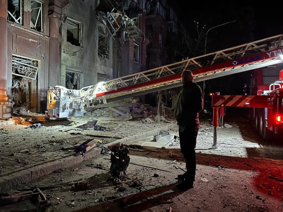 Оккупанты нанесли ракетный удар по жилому дому в центре Запорожья: есть погибшие - рис. 1