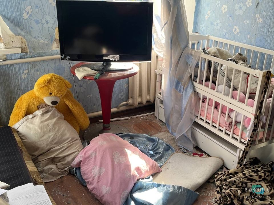 Во время ракетной атаки оккупантов по пригороду Днепра чудом выжила 1,5-летняя девочка - рис. 6