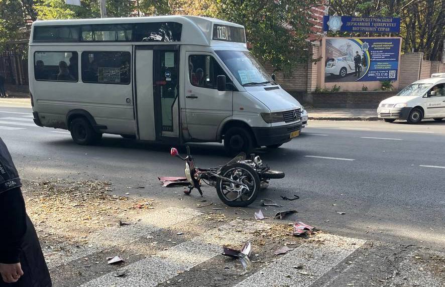 В Днепре произошло ДТП с участием курьера одной из служб доставок - рис. 1