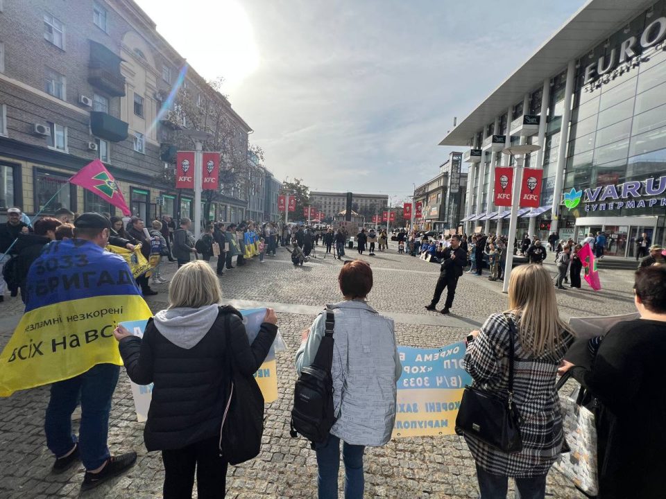 У середмісті Дніпра проводять акцію на підтримку полонених оборонців "Азовсталі" - рис. 2