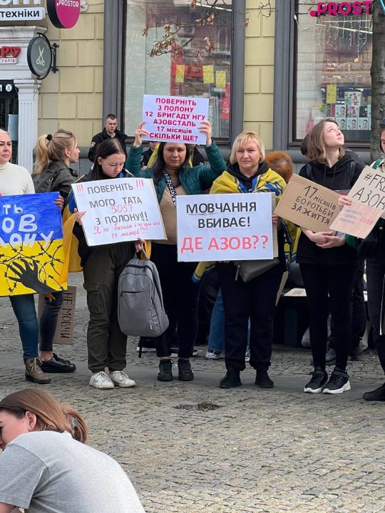 У середмісті Дніпра проводять акцію на підтримку полонених оборонців "Азовсталі" - рис. 4