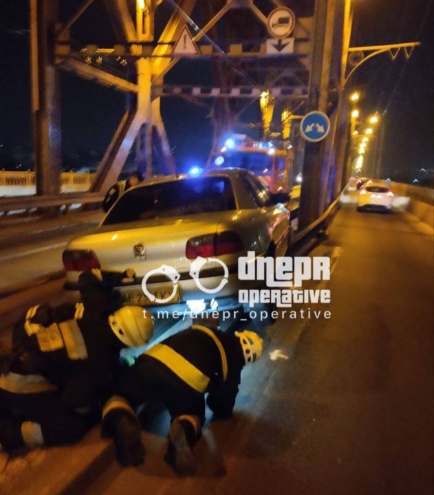 В Днепре пьяный водитель влетел в отбойник на Амурском мосту - рис. 1