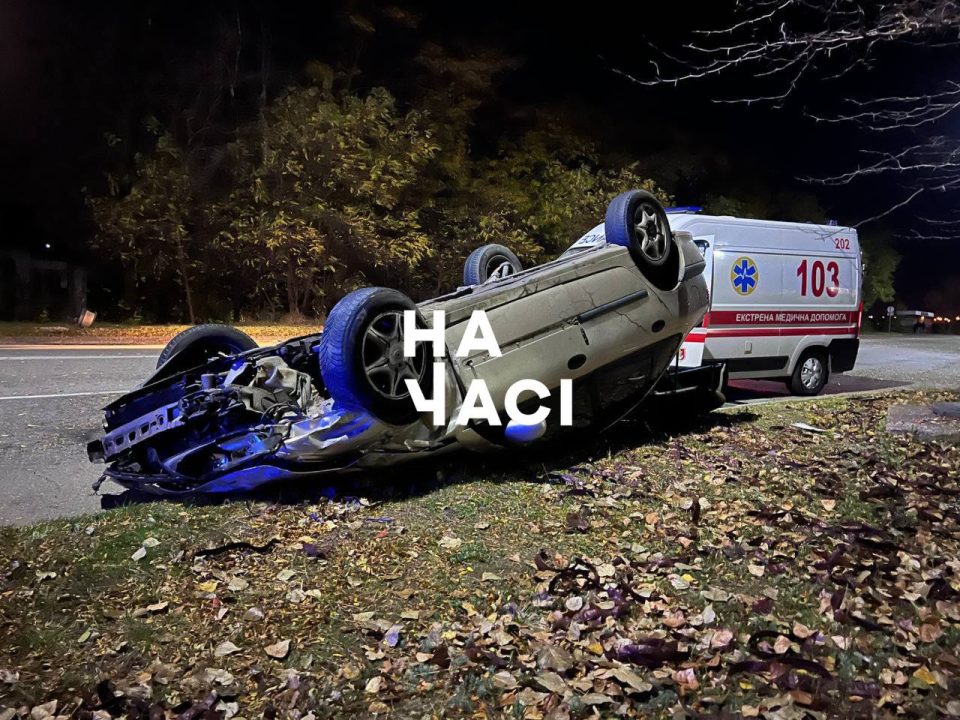 Була загроза вибуху: на Дніпропетровщині внаслідок ДТП Renault перевернувся на дах