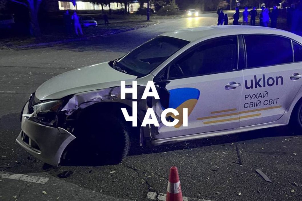 Була загроза вибуху: на Дніпропетровщині внаслідок ДТП Renault перевернувся на дах