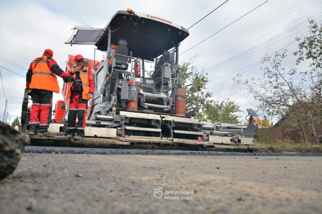 В Днепре на улице Победы обновляют покрытие - рис. 1