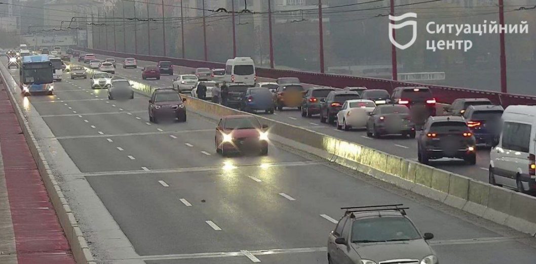 У Дніпрі сталася аварія на Центральному мосту: рух ускладнений - рис. 1