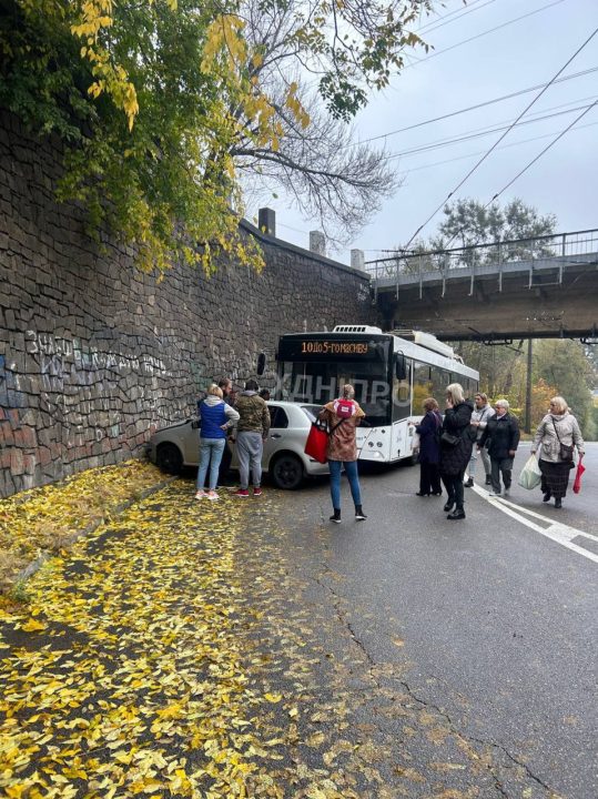 У Дніпрі через ДТП ускладнено рух тролейбусів - рис. 2