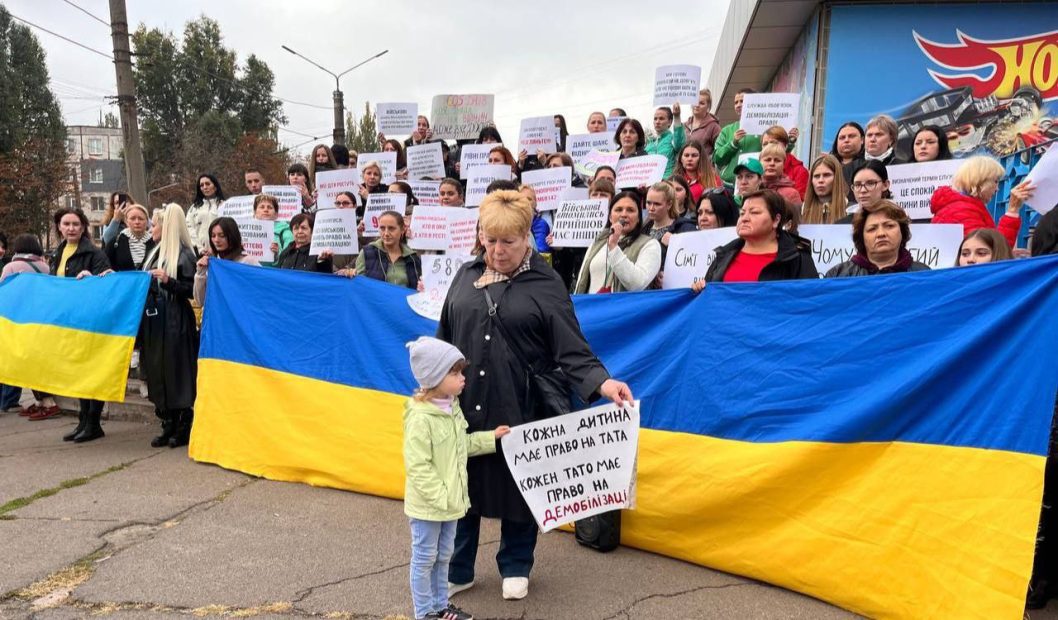В Днепропетровской области женщины военных вышли на мирный пикет - рис. 4