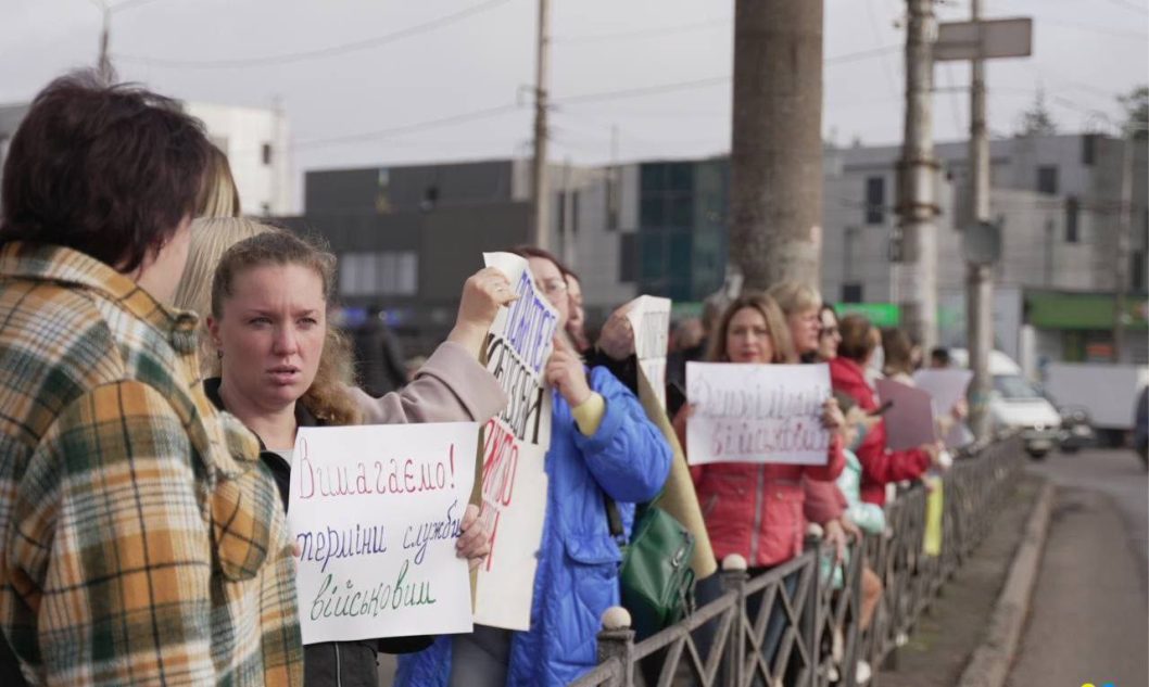 На Дніпропетровщині жінки військових вийшли на мирний пікет