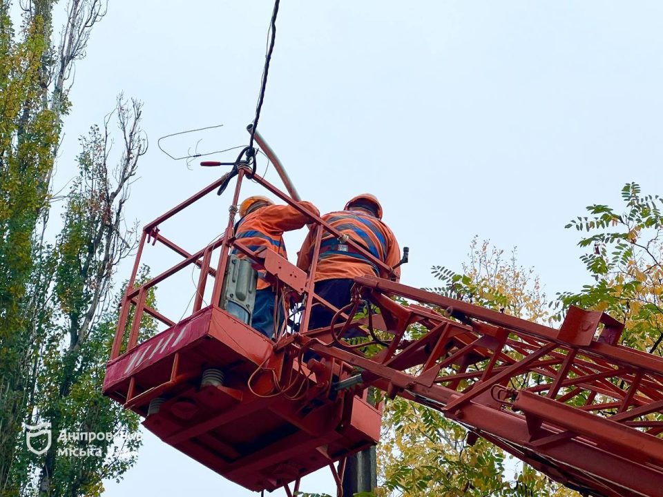 У Дніпрі монтують нові LED-світильники, кронштейни та кабельну лінію - рис. 5