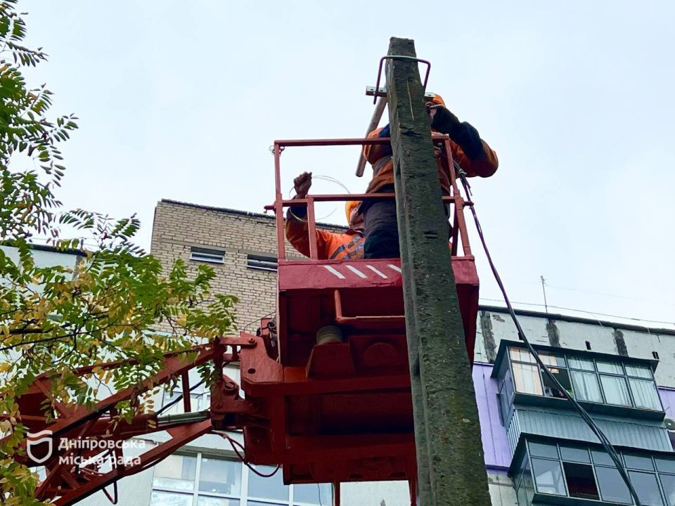 У Дніпрі монтують нові LED-світильники, кронштейни та кабельну лінію - рис. 6