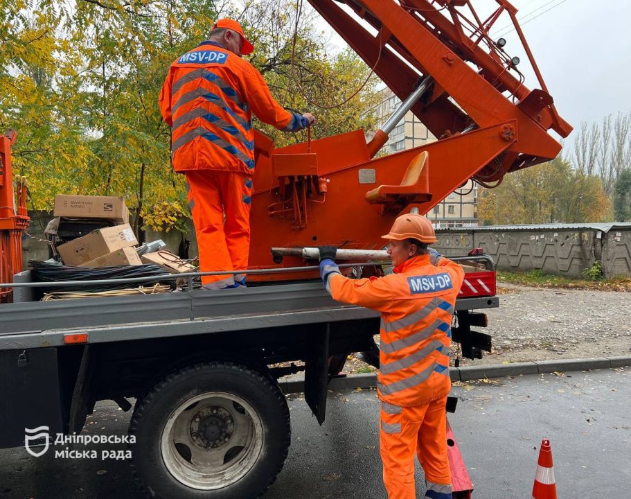 У Дніпрі монтують нові LED-світильники, кронштейни та кабельну лінію - рис. 2