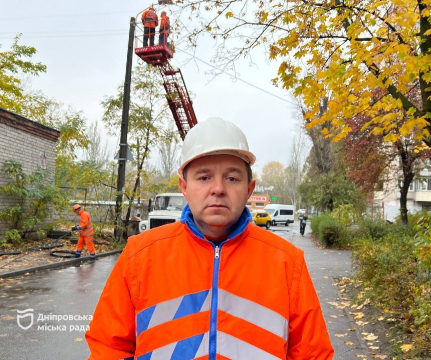 У Дніпрі монтують нові LED-світильники, кронштейни та кабельну лінію - рис. 1