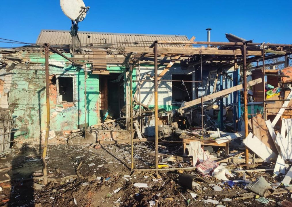 Оккупанты обстреляли Никопольщину: повреждены десятки домов, газопроводы и электросети - рис. 1
