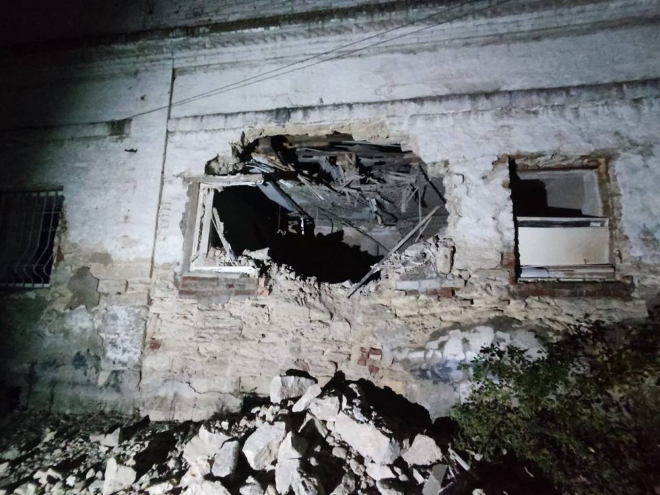 Оккупанты обстреляли Никопольщину из артиллерии: повреждено госучреждение, предприятие и дома - рис. 1