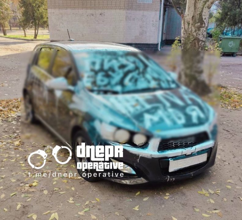 У Дніпрі вандали розмалювали авто місцевих жителів
