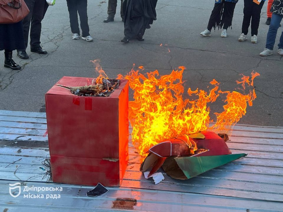 У середмісті Дніпра люди поважного віку провели акцію зі спалення кремля