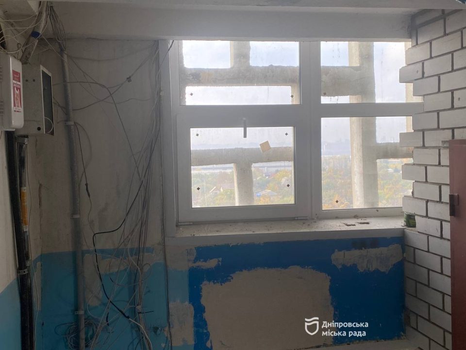 У Дніпрі продовжують ремонтувати аварійні підʼїзди у будинках комунальної власності