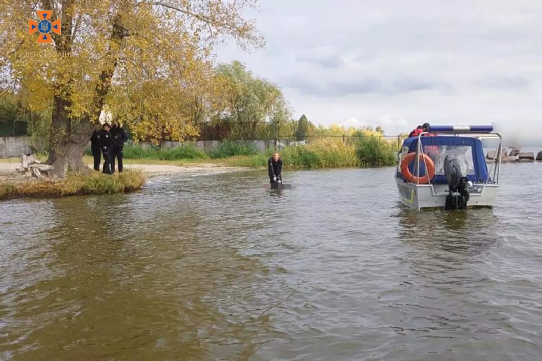 В Днепре спасатели достали из реки тело утопленника - рис. 1