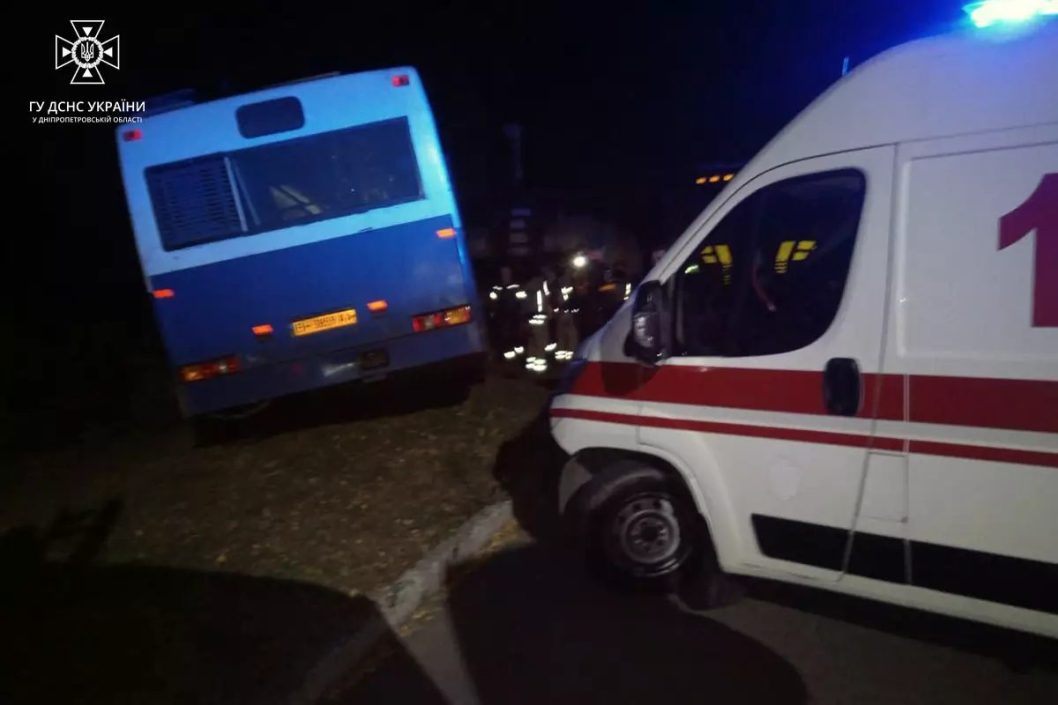 Автобус наехал на теплотрассу: подробности ночной аварии на Днепропетровщине - рис. 1