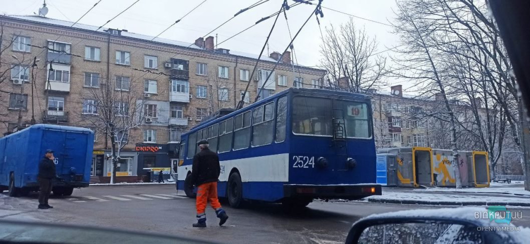 В Днепре у троллейбуса №19 отпали "рога": движение приостановлено - рис. 1