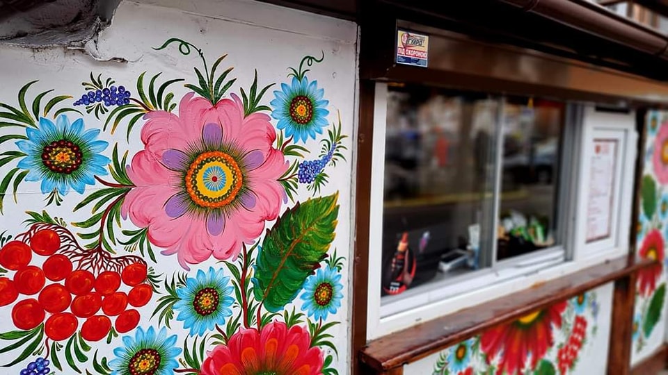 В Днепре работает кофейня, декорированная петриковской росписью - рис. 1