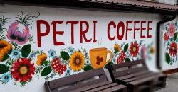 В Днепре работает кофейня, декорированная петриковской росписью - рис. 15