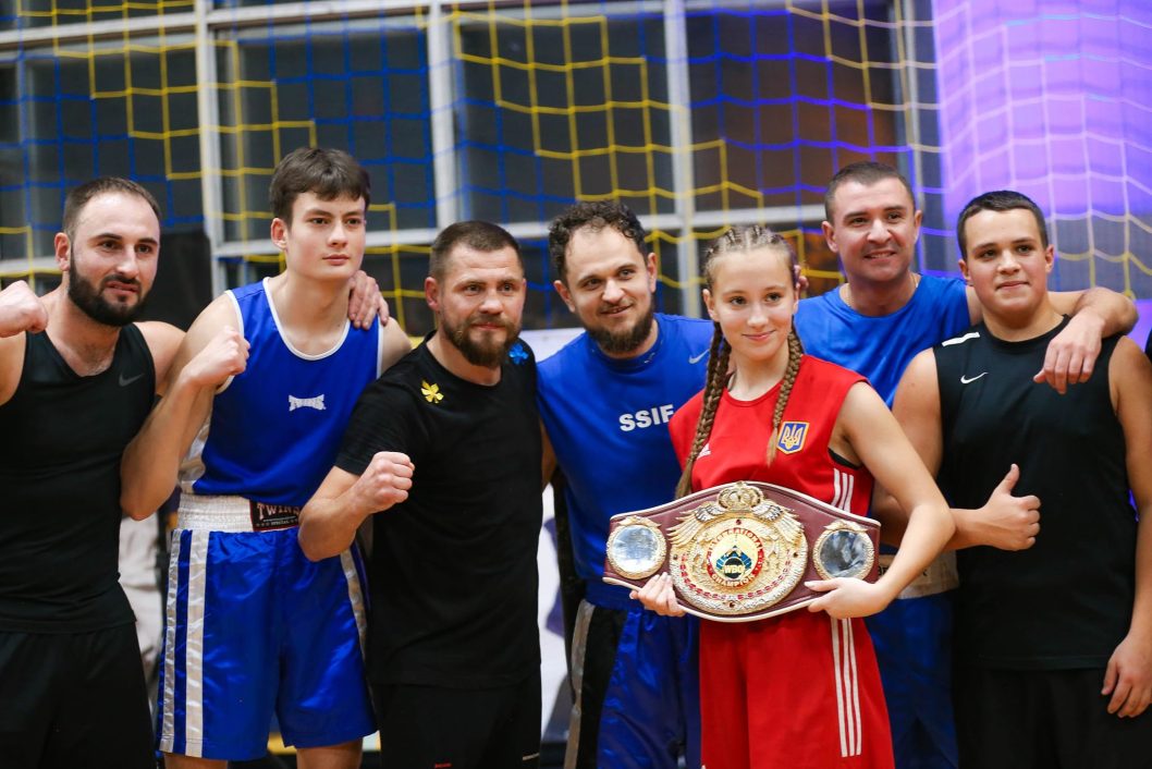 Для вихованців спортклубів та шкіл Кам’янського провів майстеклас відомий український боксер Денис Берінчик