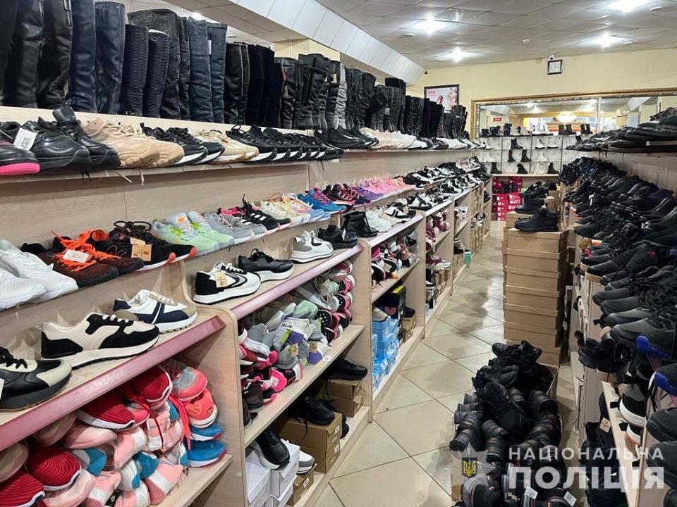 На Дніпропетровщині чоловіку за крадіжку взуття загрожує до 10 років ув'язнення - рис. 1