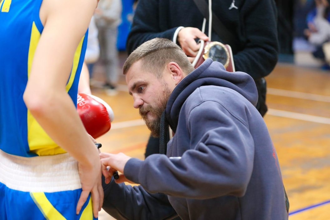 Для вихованців спортклубів та шкіл Кам’янського провів майстеклас відомий український боксер Денис Берінчик