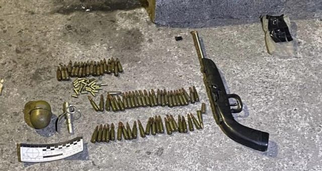На Дніпропетровщині у чоловіка в гаражі виявили зброю та боєприпаси - рис. 1