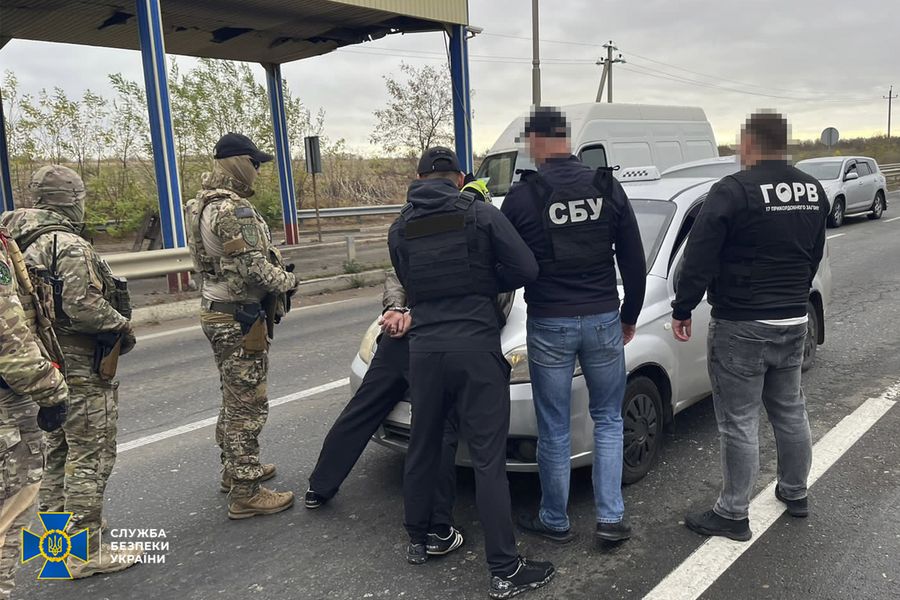 СБУ заблокувала незаконний канал виїзду за кордон, яким скористалося понад 100 осіб