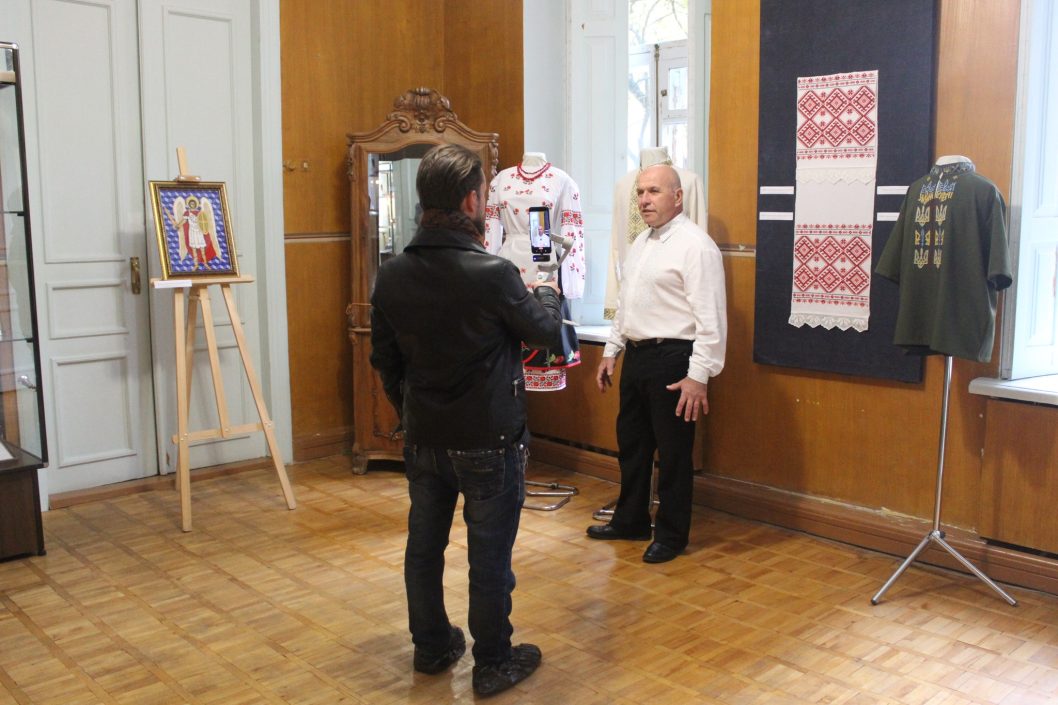 В Днепре открылась выставка вышивки Константина Диденко - рис. 1