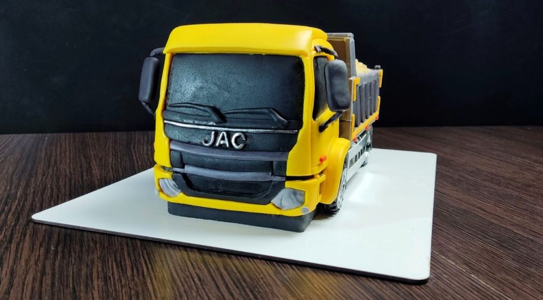 Дніпровський кондитер зробив торт у вигляді вантажівок Renault та JAC - рис. 3