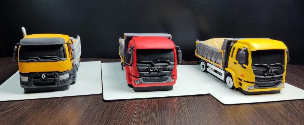 Дніпровський кондитер зробив торт у вигляді вантажівок Renault та JAC - рис. 1