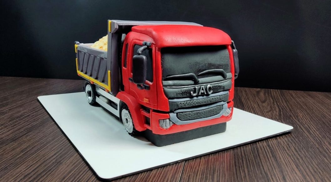 Дніпровський кондитер зробив торт у вигляді вантажівок Renault та JAC - рис. 2