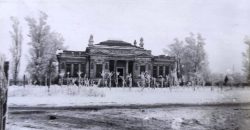 В Днепре показали редкое фото проспекта Яворницкого возле исторического музея 1940-х годов - рис. 5