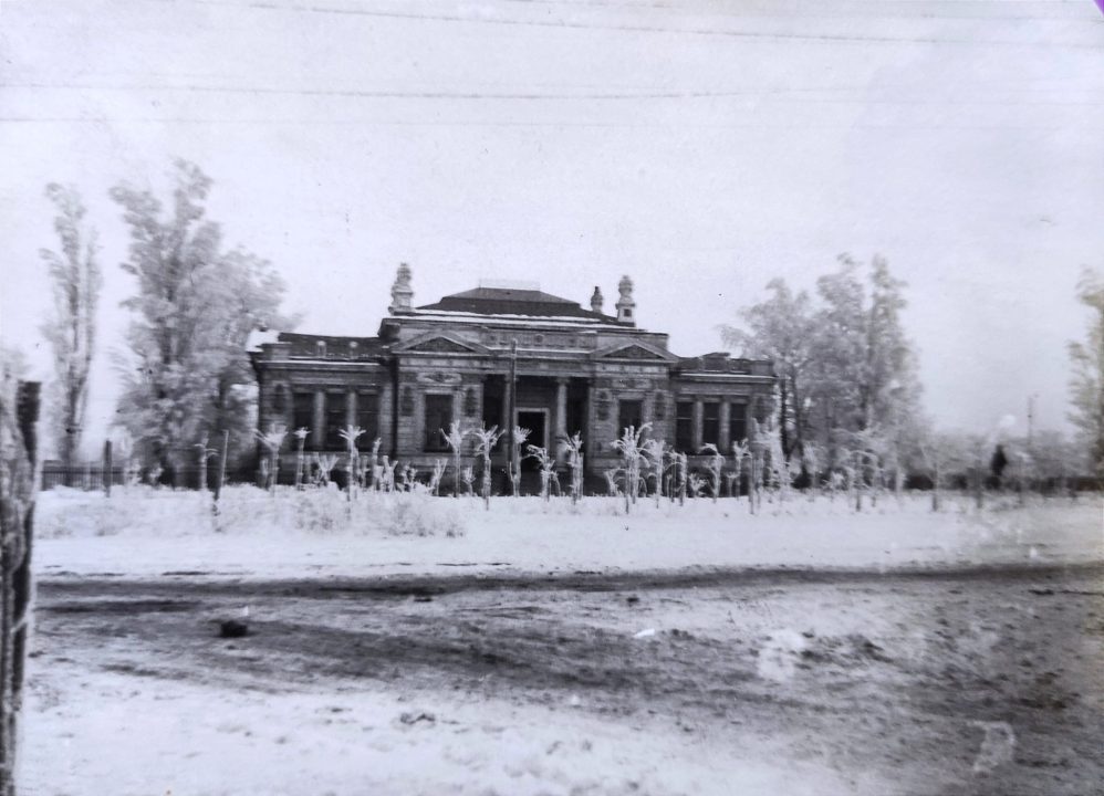 У Дніпрі показали рідкісне фото проспекту Яворницького біля історичного музею 1940-х років - рис. 1