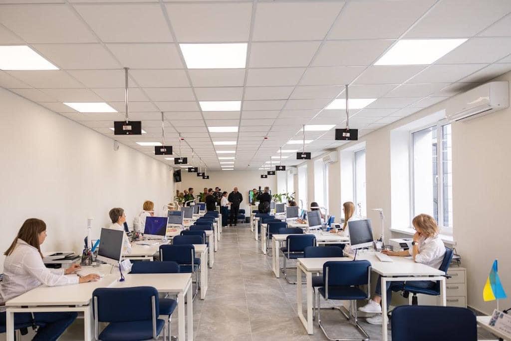 Понад 300 різних сервісів і безбарʼєрний простір: у Дніпрі відкрився «Прозорий офіс» - рис. 3