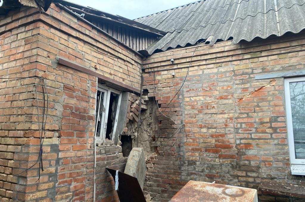 Пошкоджені будинки та господарчі споруди: окупанти атакували Дніпропетровщину безпілотниками - рис. 2