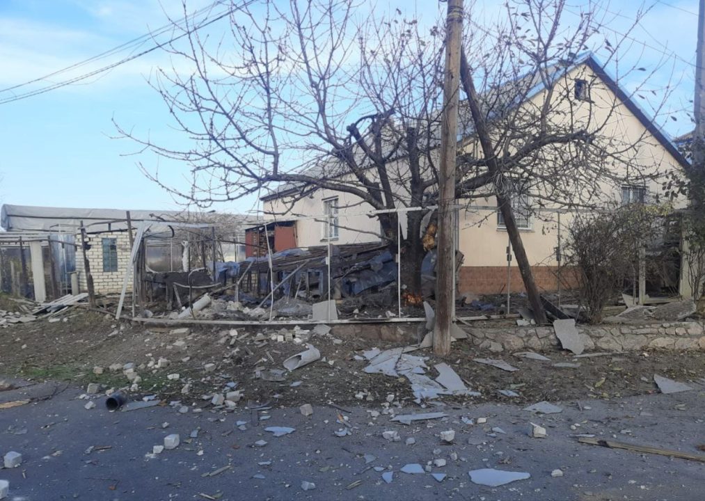 Пошкоджені будинки та господарчі споруди: окупанти атакували Дніпропетровщину безпілотниками - рис. 1