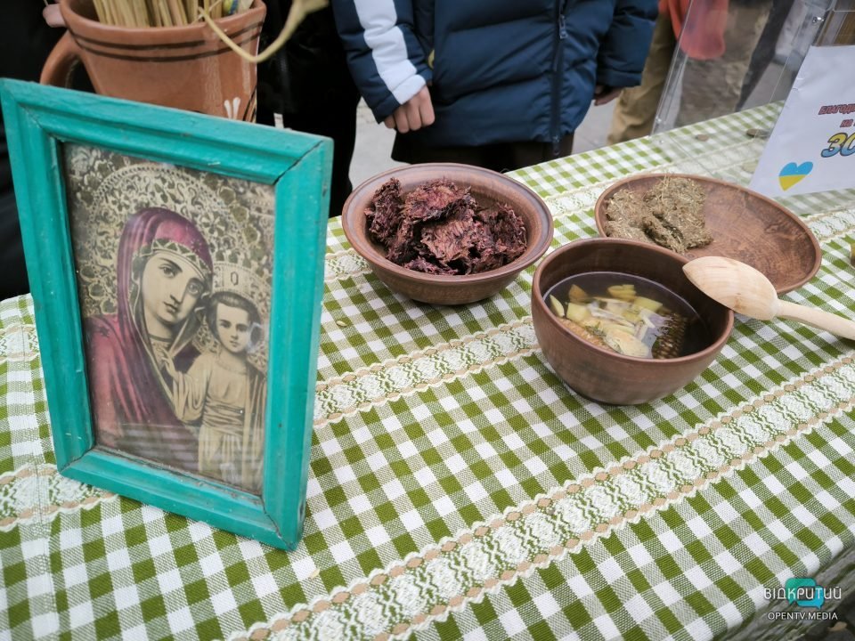 Жителям Днепра показали, что ели украинские крестьяне во времена Голодомора - рис. 2
