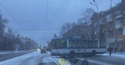 У Дніпрі посеред вулиці розвернуло тролейбус