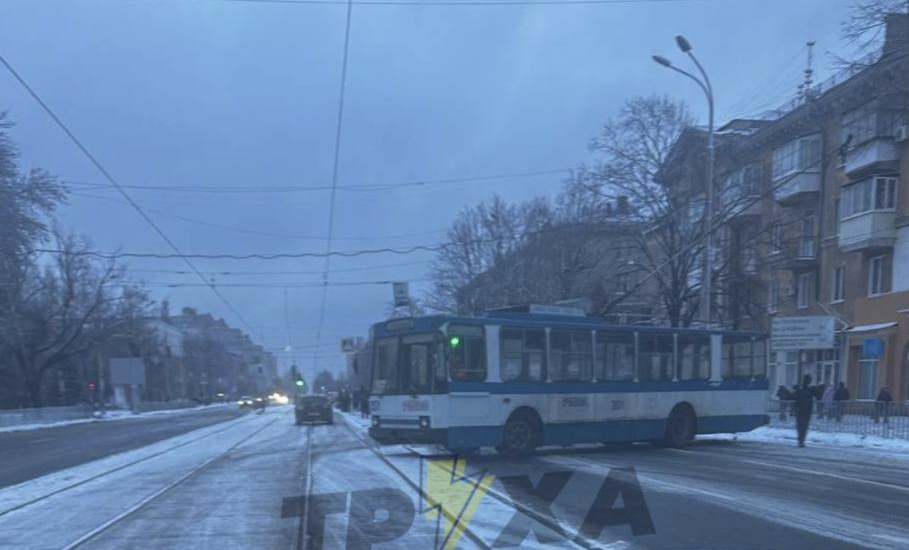 У Дніпрі посеред вулиці розвернуло тролейбус
